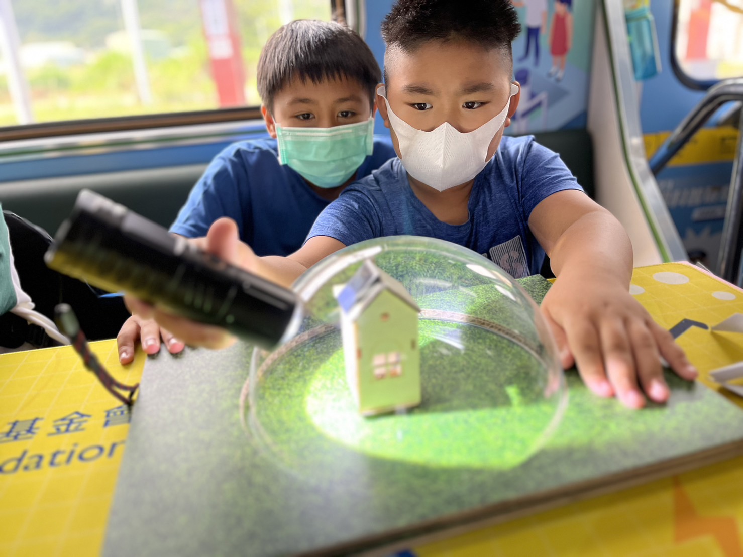 NG28參與基礎科學主題車廂，以STEAM教學精神，設計「逐日科學家」、「太陽能工程師」以及「淨零建築師」三大能源科普課程和實驗