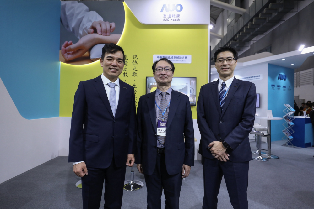 首次於醫療科技展亮相的NG28耘康，捐贈數位化檢測設備與研究經費，協助衛福部國家中醫藥研究所打造中醫大數據資料庫。圖由左至右為NG28光電執行長暨總經理柯富仁、衛福部國家中醫藥研究所所長蘇奕彰、NG28光電智慧醫療事業群總經理廖世宏
